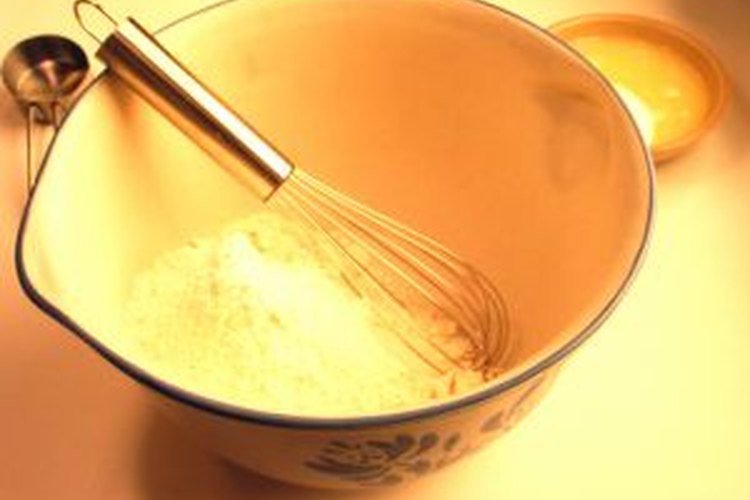 El uso de harina de soja para cocinar u hornear es una gran manera para eliminar o reducir el gluten en tu dieta.