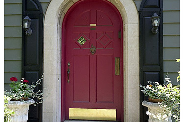 Una puerta delantera en forma de arco muy regia.