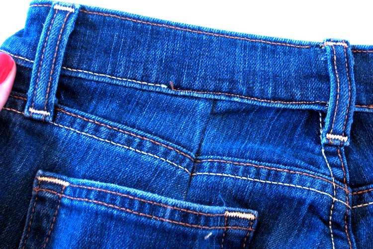 Aprende cómo modificar la cintura de un par de pantalones de mezclilla.
