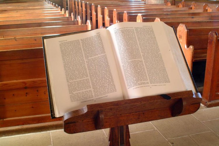 Se necesitan muchos muebles cuando se comienza una iglesia.