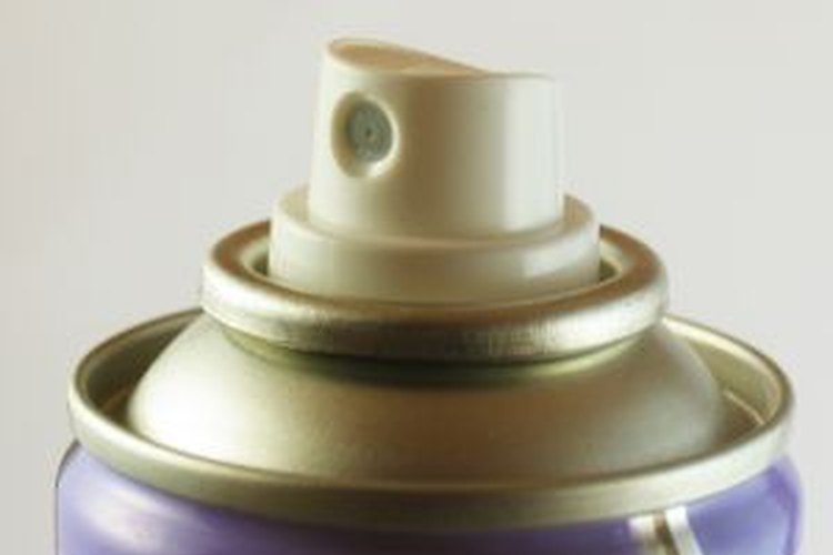 Necesitarás aerosol para el cabello para esta tarea.