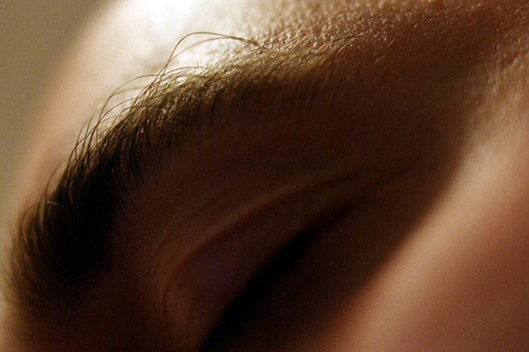 El uso de Rogaína ayuda a que el vello de tus cejas vuelva a crecer.