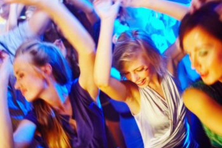 Quieres estar a la moda cuando llegas al club pero si planeas bailar toda la noche también debes estar cómoda.