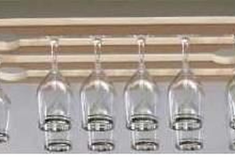 Colgar estante de copas de vino.