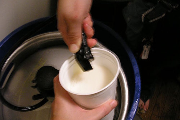 Obtén mas cerveza que espuma en el vaso de plástico..