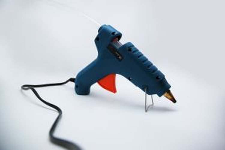 Pistola de pegamento.