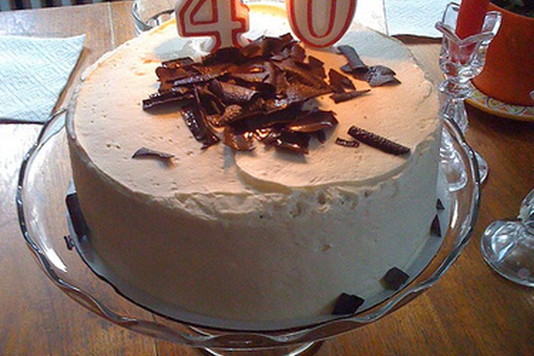 Para un cumpleaños de 40, debes preparar o comprar un pastel que sea alusivo para el cumpleañero.