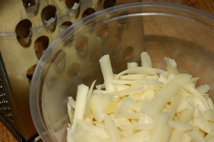 No lleva mucho tiempo rallar tu propia porción de queso suave.