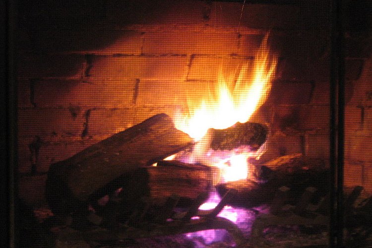 Los troncos limpiadores de chimeneas son usados por muchos dueños para limpiar la acumulación de creosota en sus chimeneas por el uso frecuente.