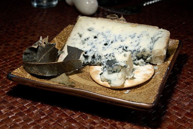 Congelar el queso es una manera sencilla de almacenar cualquier cantidad extra del mismo.