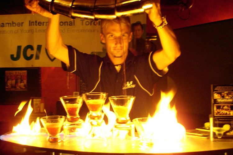 Muchos cocteles usan fuego como ingrediente.