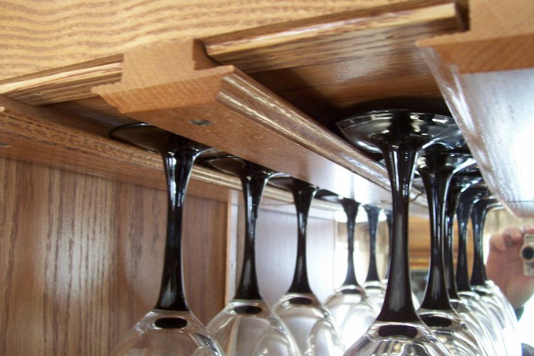 Mantén tus copas ordenadas y a salvo con un soporte.