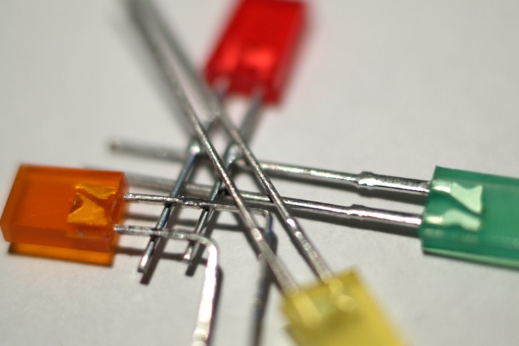 Este instructivo te explica cómo calcular la resistencia que necesitas para encender un LED.