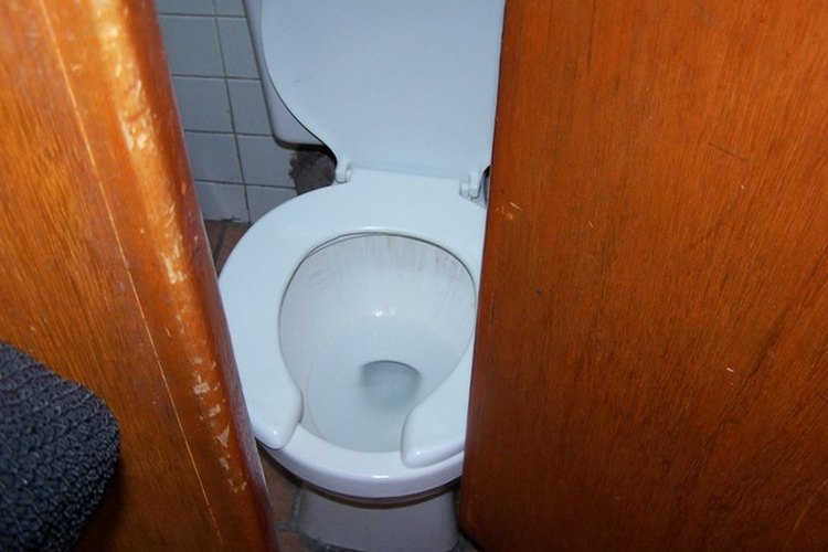 Quitar las manchas de la taza del inodoro mantendrá tu baño brillante.