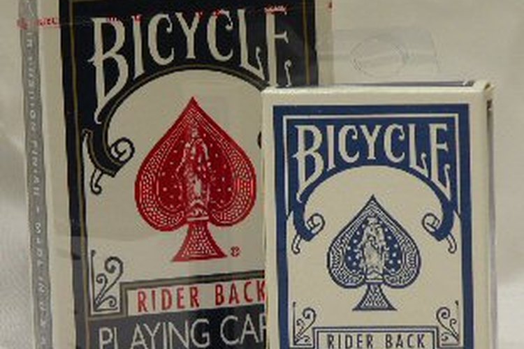 Se requieren dos mazos de cartas para hacer un juego.