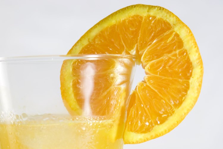 Prepara jugos de cítricos para los invitados en tu fiesta caribeña.