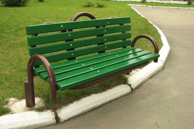 Pinta o recubre tus muebles metálicos para darles una mayor durabilidad.