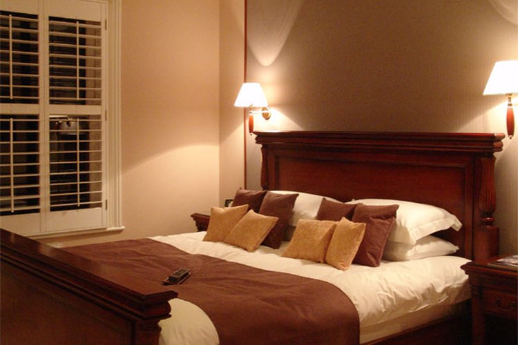 Una habitación para una pareja casada debe ser limpia, ordenada y elegante sin ningún tipo de fuerte inclinación hacia los adornos exagerados o de poca densidad.