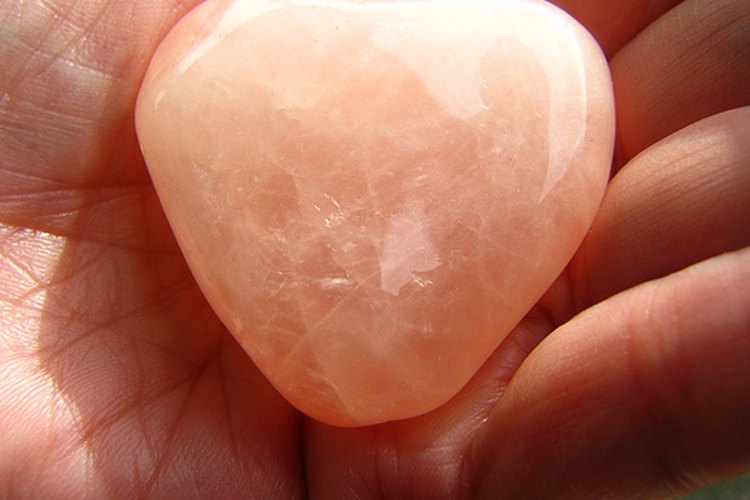 Muestra de cuarzo rosa con forma de corazón.