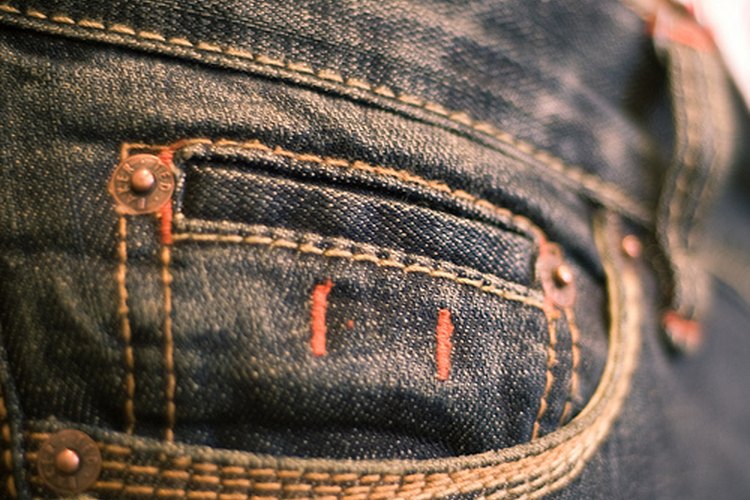 Usar camisas que no necesitan meterse en el pantalón, mantiene el arreglo oculto.