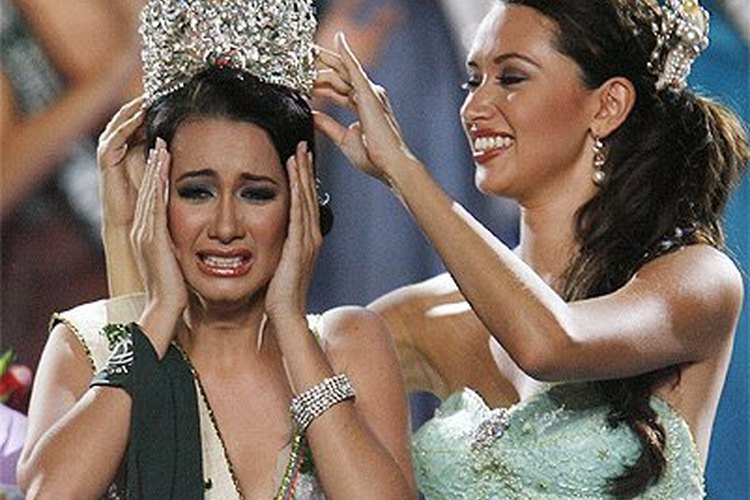 Entregar una corona en un certamen de belleza puede despertar muchas emociones tanto para la reina saliente, como para la ganadora.