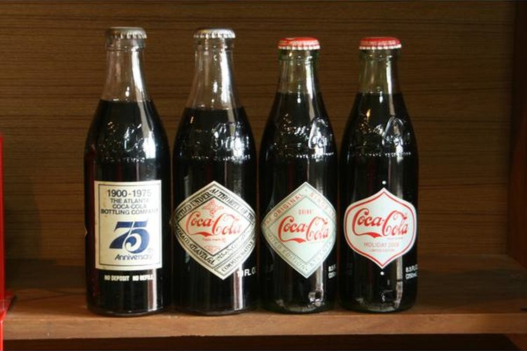 Botellas de bebida cola.