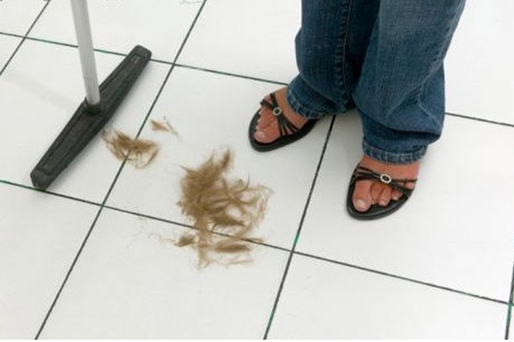 Cortar el pelo deja restos en los pisos.