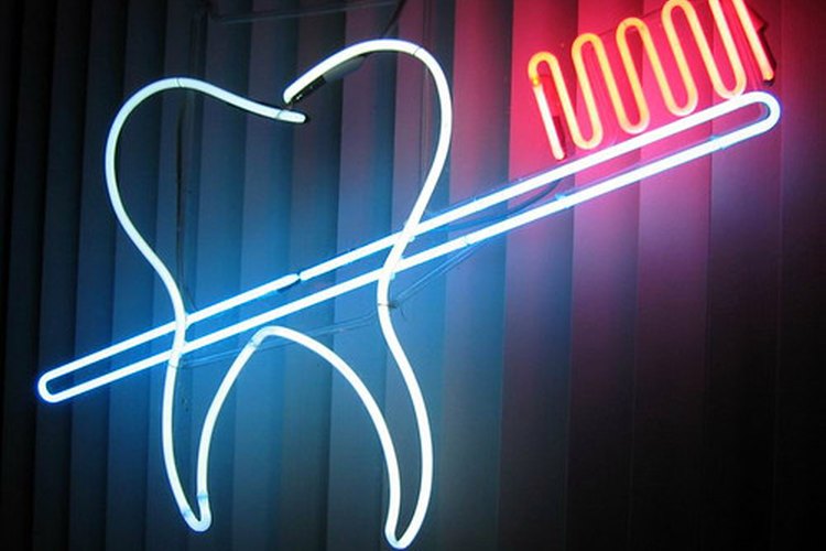 Los dentistas a menudo usan cosas como ropa quirúrgica o batas de laboratorio.