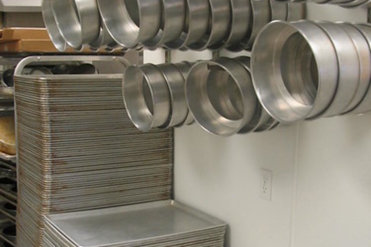 Muchas cocinas modernas tienen utensilios manufacturados.