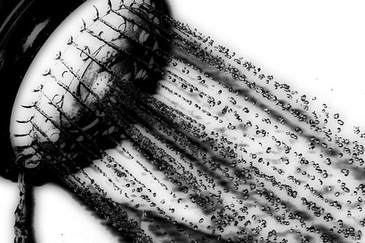 El agua del grifo de una ducha puede causar infecciones en los ojos.