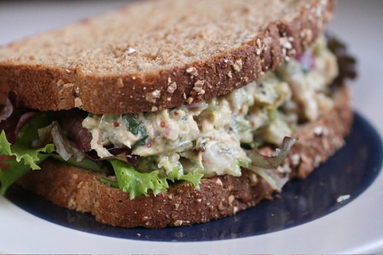 Los sándwiches de ensalada de pavo son bajos en proteínas, pero muy nutritivos.
