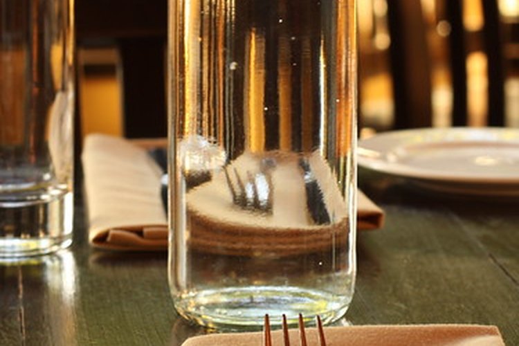 Colocando la mesa.