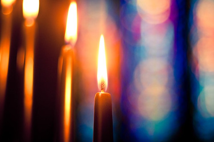 Las velas moradas y rosadas de adviento tienen un significado especial.