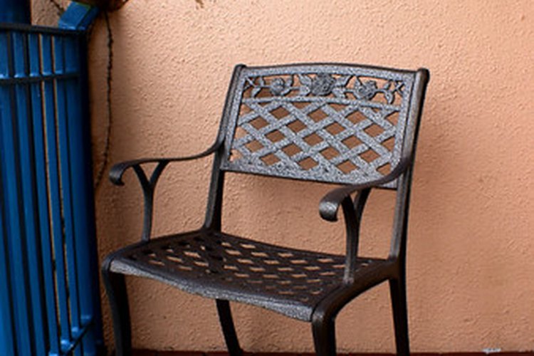 Silla de jardín de peltre.