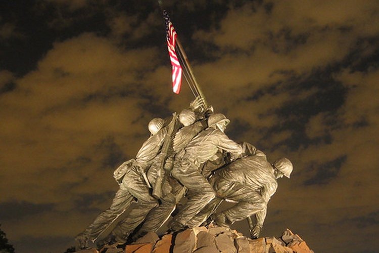 Estatuas de marines alzando una bandera en Iwo Jima durante la segunda guerra mundial.
