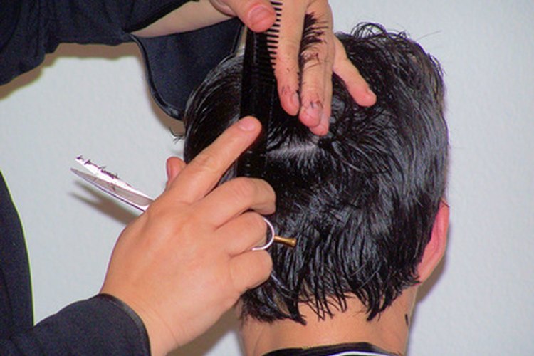 Hablar con tu estilista es una manera de ayudar a decidir qué corte de pelo hacerte.