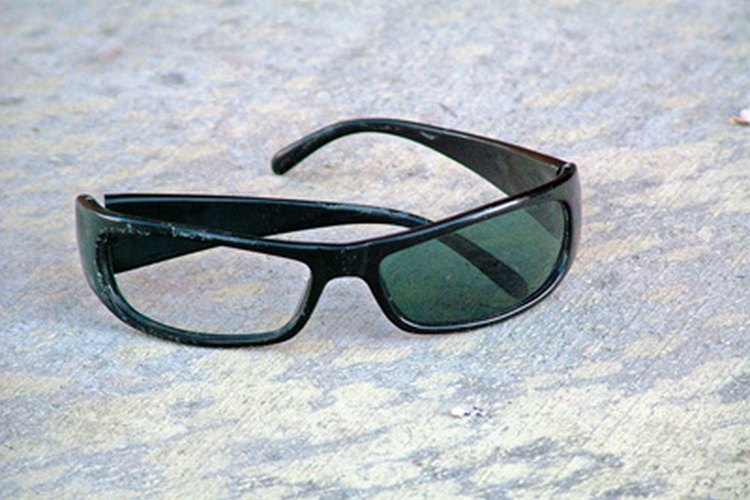 Haz que tus lentes luzcan como nuevos quitándoles los rayones.