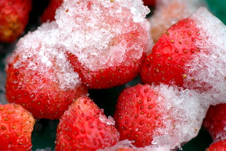 Mezclando frutillas congeladas, jugo de lima, hielo picado y ron harás un daiquiri congelado.