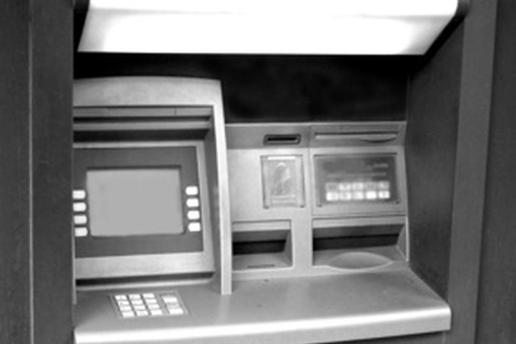 La tarjeta para cajero automático es principalmente para hacer transacciones en cajeros automáticos como retirar dinero.