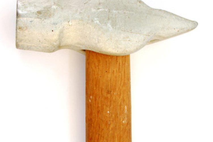 No olvides incluir un martillo de plástico o de espuma como parte de tu disfraz de Thor.