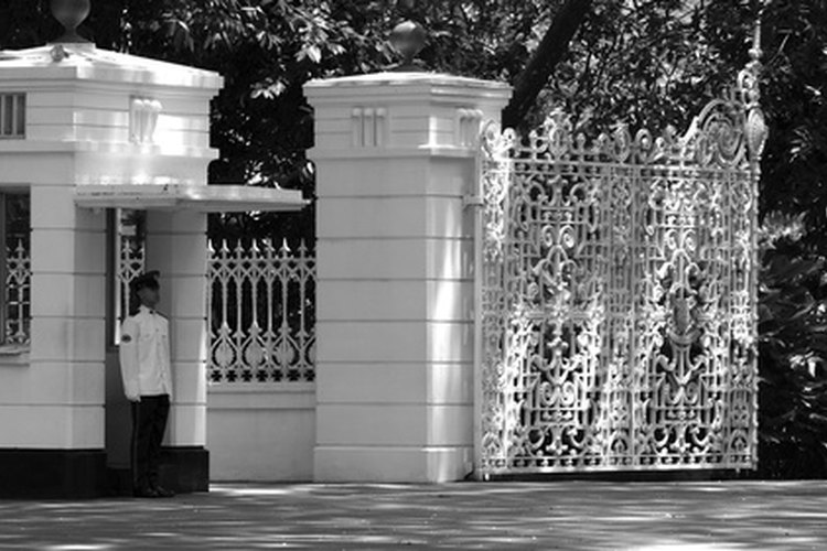 Los guardias de seguridad pueden denegar el acceso a los visitantes no autorizados.