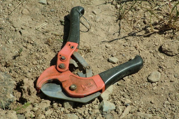 Los cortadores de PVC pueden utilizarse para cortar pérdidas en el tubo.