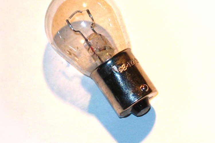 Una bombilla de 12 voltios de automóvil con una base de bayoneta. Suelda uno de los cables de las sondas a la carcasa de latón y el otro al contacto de botón en la parte inferior de la bombilla.