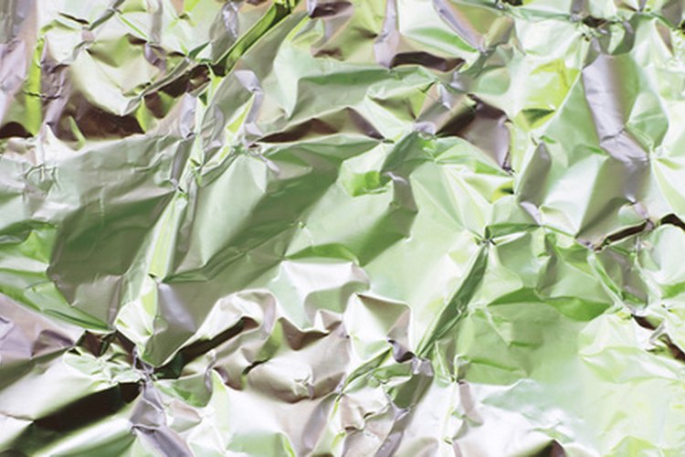 El papel de aluminio puede parecer papel metalizado, pero es muy diferente.