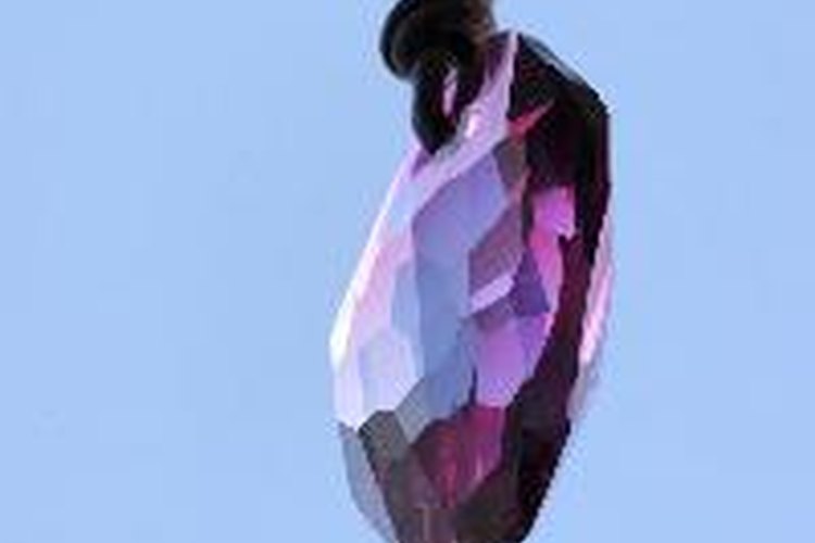 La empresa Swarovski es famosa por la calidad del corte y pulido de los cristales que fabrican.