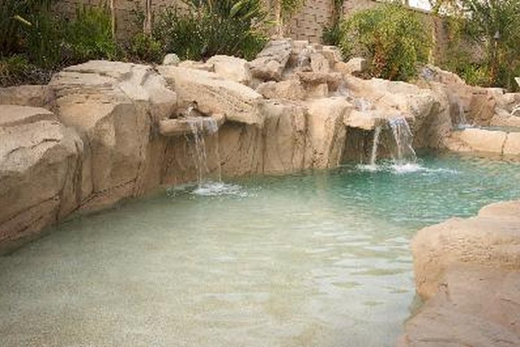 Una cascada de piscina tiene que comenzar con una fuente de agua.