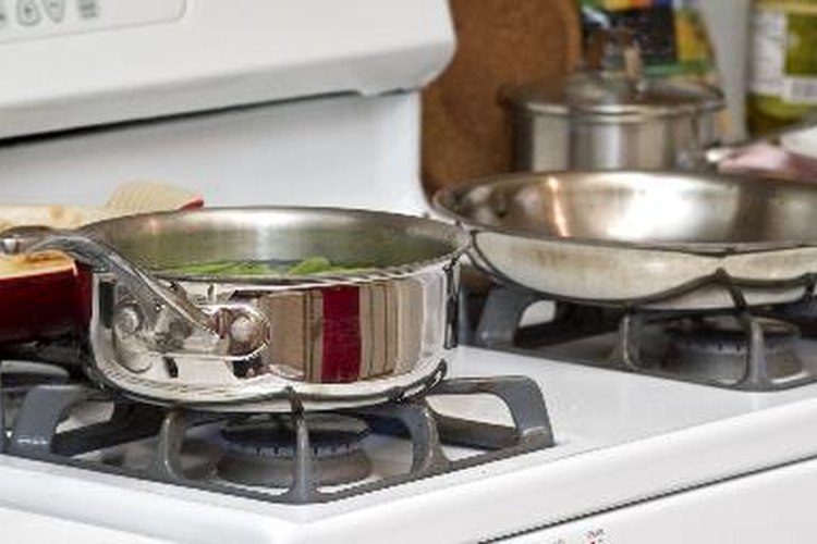Utensilios de cocina de acero inoxidable versus ollas y cacerolas de aluminio. Igual que los fanáticos de los equipos deportivos, cada material tiene sus partidarios y sus detractores