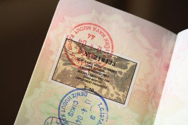 Quienes solicitan una visa de matrimonio tienen que presentar una Declaración Jurada de Apoyo I-864.