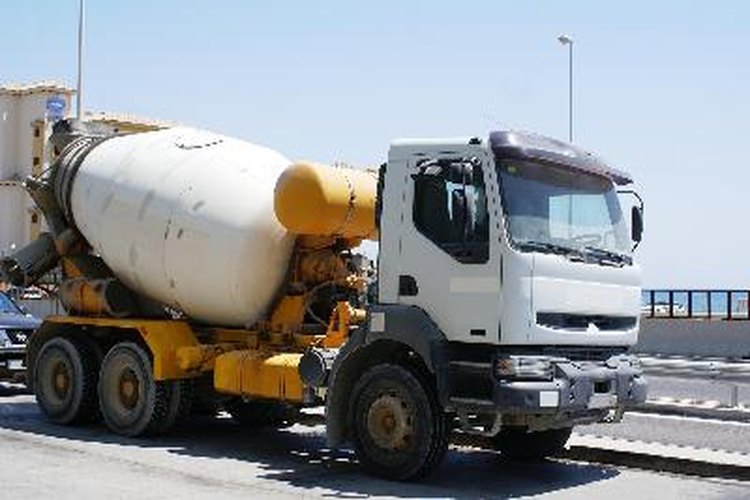 Un gran camión revolvedor de concreto hace que preparar la mezcla de color sea más sencillo.