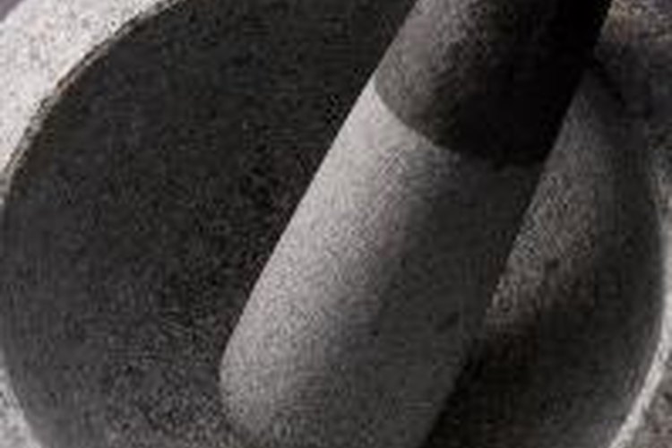 El granito y el mármol son piedras comunes para hacer morteros.